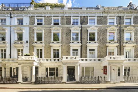Studio to rent, Linden Gardens, London W2
