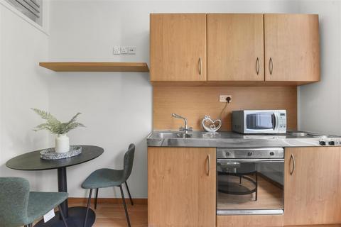 Studio to rent, Linden Gardens, London W2