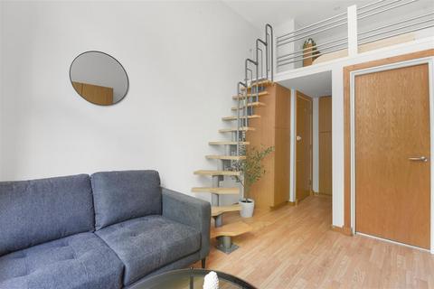 Studio to rent, Linden Gardens, London W2