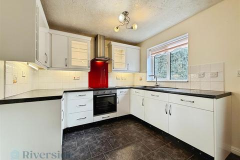 3 bedroom semi-detached house for sale, Charlestown Way, Hull HU9