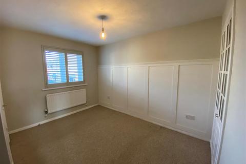 2 bedroom semi-detached house to rent, Heol Gylfinir, Barry Island CF62