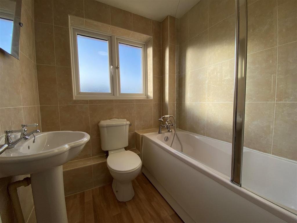 2 Heol Gylfinir - bathroom (2).jpg