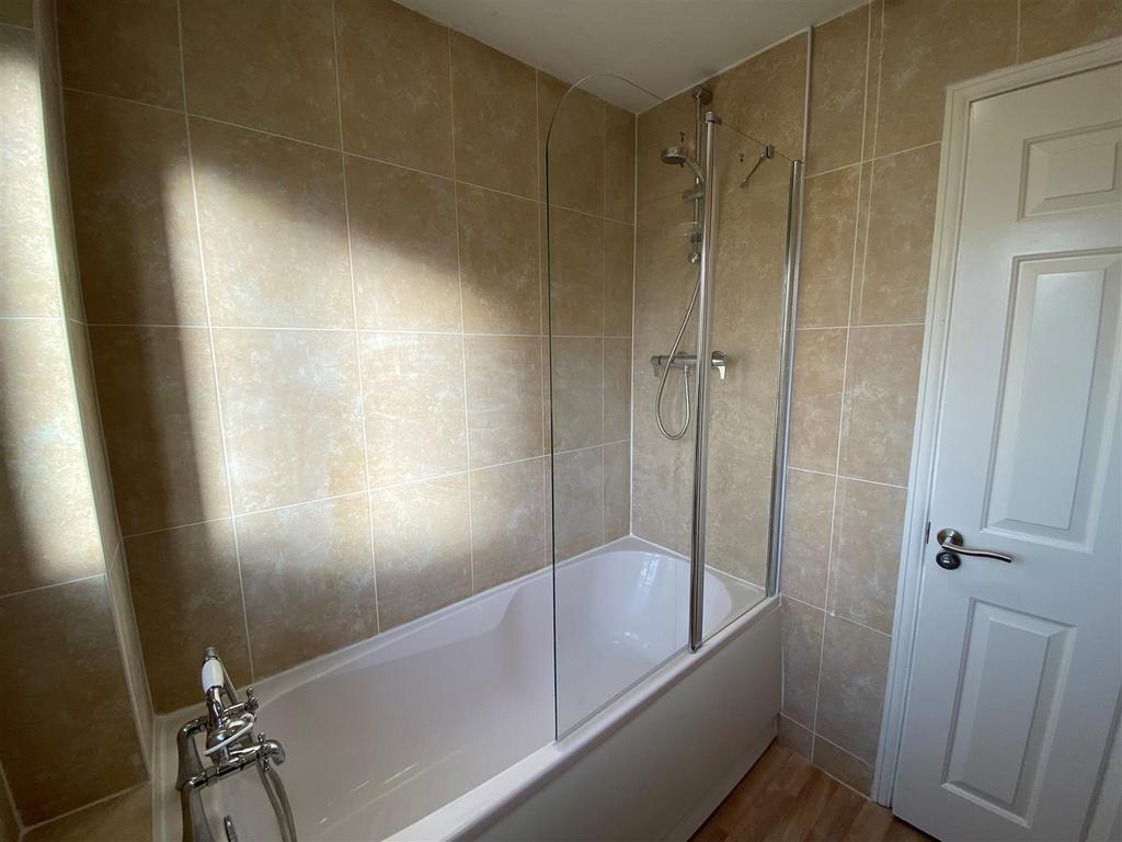 2 Heol Gilfynir - bathroom.jpg