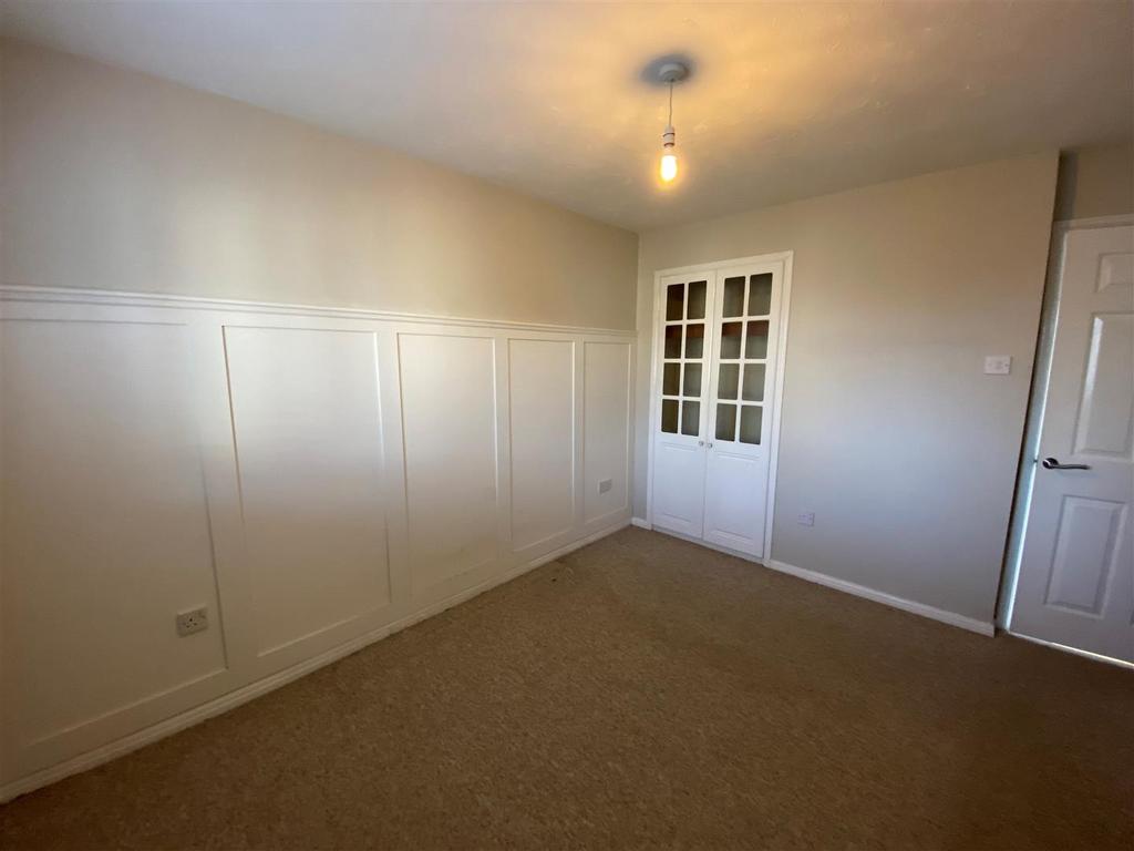2 Heol Gilfynir - bedroom one.jpg
