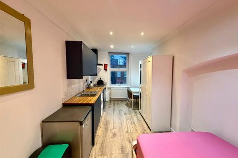 Studio to rent, Kensington High Street, London W8