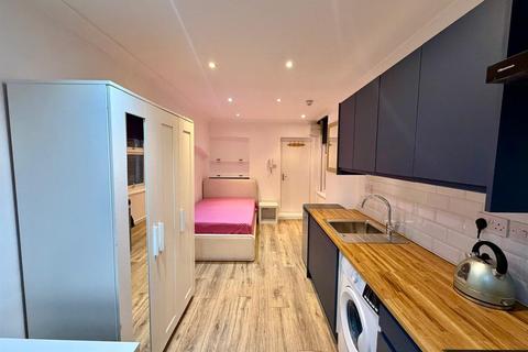 Studio to rent, Kensington High Street, London W8