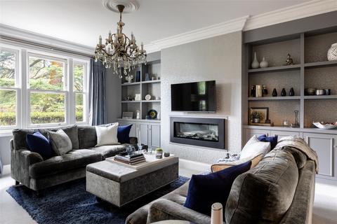 2 bedroom flat for sale - Wray Park Road, Reigate