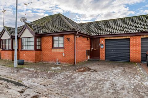 2 bedroom terraced bungalow for sale, St. Andrew Close, Hopton