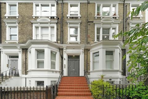 Studio to rent, Russell Road, London W14
