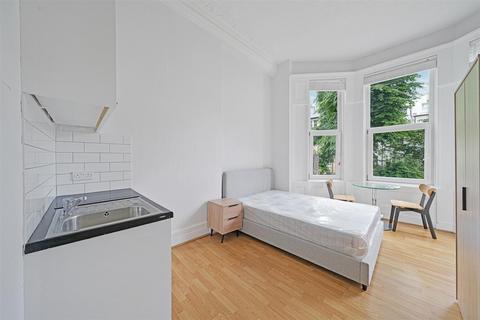 Studio to rent, Russell Road, London W14