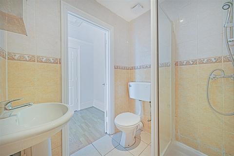 Studio to rent, Russell Road, London W14