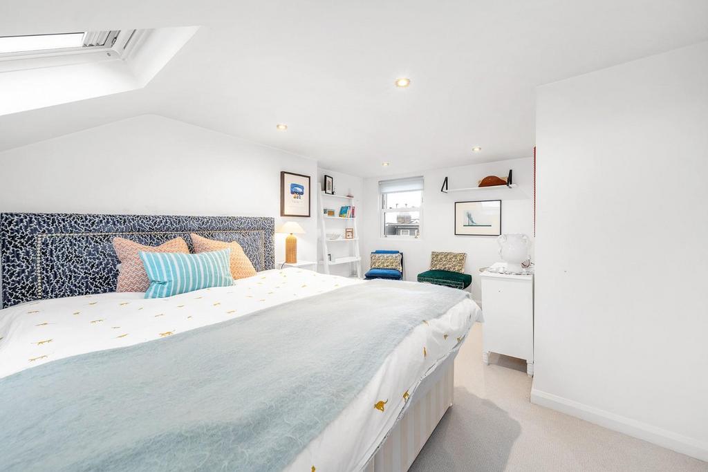 Bedroom 2 (2).JPG