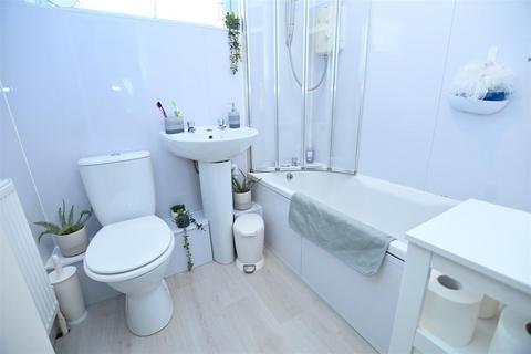 3 bedroom end of terrace house for sale, Genk Close, Canvey Island SS8