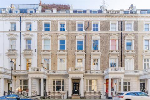 Studio to rent, Linden Gardens, London W2