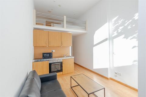 Studio to rent, Linden Gardens, London W2