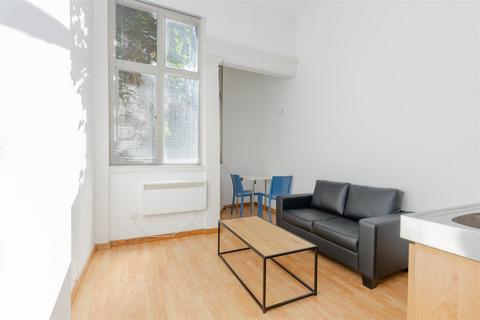 Studio to rent, Linden Gardens, London W2