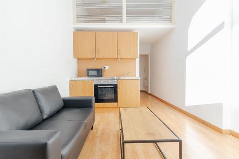 Studio to rent, Linden Gardens, London W2