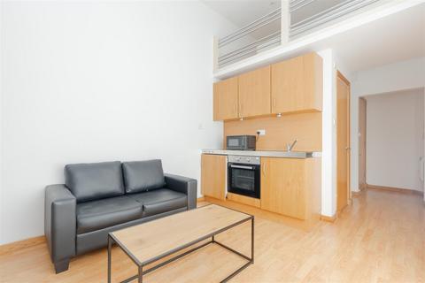 Studio to rent, Linden Gardens, London W2