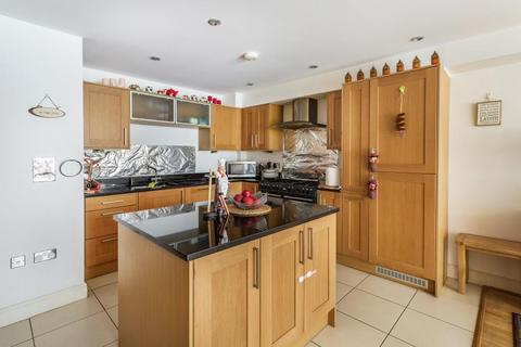 4 bedroom semi-detached house to rent, Midhope Road, Woking GU22