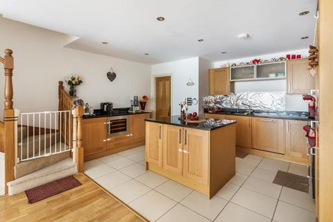 4 bedroom semi-detached house to rent, Midhope Road, Woking GU22