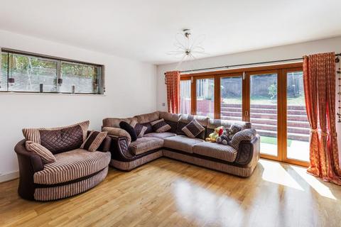 4 bedroom semi-detached house to rent, Midhope Road, Woking GU22