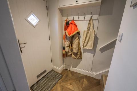 2 bedroom end of terrace house for sale, Towngate, Huddersfield, HD4