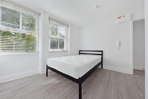 Studio to rent, Stanwick Road, London W14