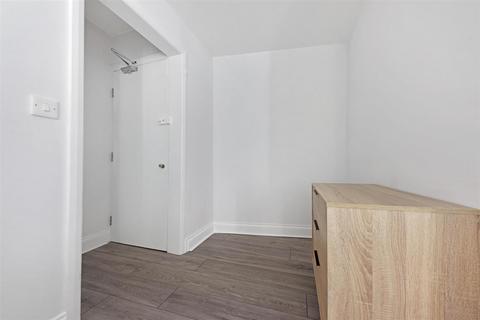 Studio to rent, Stanwick Road, London W14