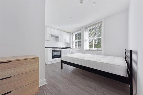 Studio to rent, Stanwick Road, London W14