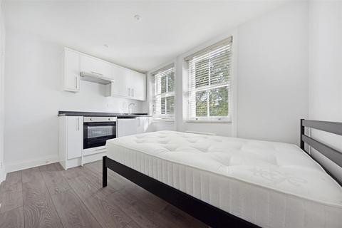 Studio to rent, Stanwick Road, London W14