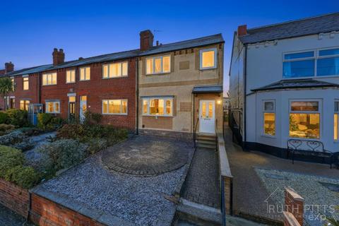 2 bedroom end of terrace house for sale, Woodhouse Mount, Wakefield WF6