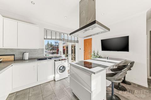 2 bedroom end of terrace house for sale, Woodhouse Mount, Wakefield WF6