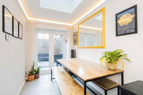 2 bedroom flat for sale, Harwood Road, London SW6