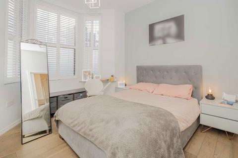 2 bedroom flat for sale, Harwood Road, London SW6