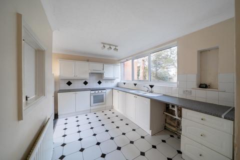 3 bedroom flat for sale, Newton Court, Oakwood, Leeds, LS8