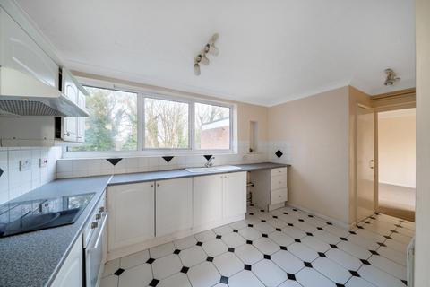 3 bedroom flat for sale, Newton Court, Oakwood, Leeds, LS8