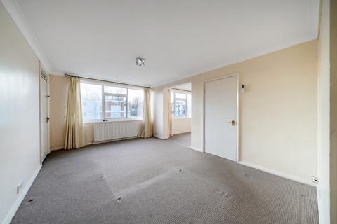 3 bedroom flat for sale, Newton Court, Oakwood, Leeds, LS8