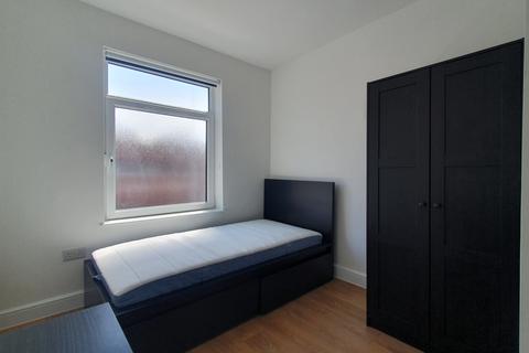 1 bedroom in a house share to rent - Broadway, Adamsdown, Cardiff, CF24