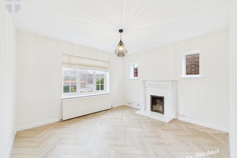 3 bedroom detached house to rent, High Beeches, Gerrards Cross