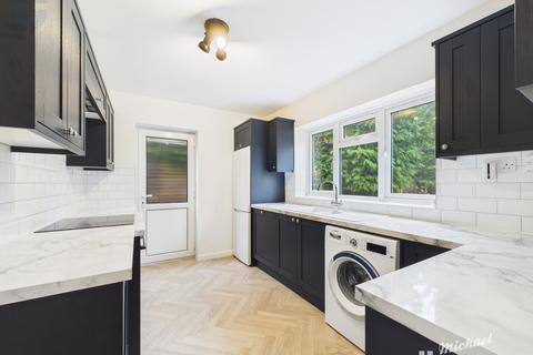 3 bedroom detached house to rent, High Beeches, Gerrards Cross