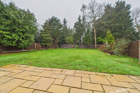 3 bedroom detached house to rent, High Beeches, Gerrards Cross