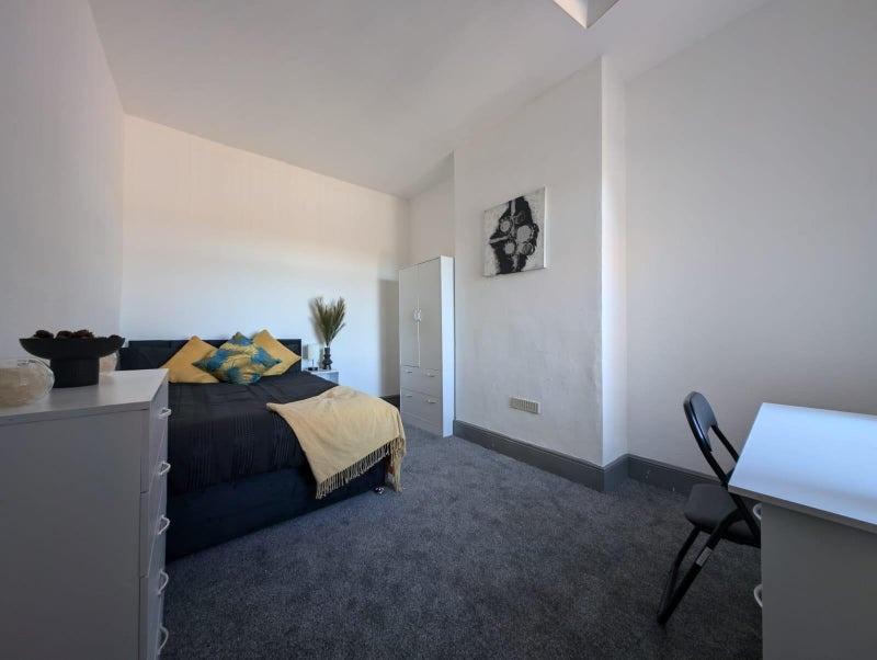 Bright, neatly presented double bedroom with a ...
