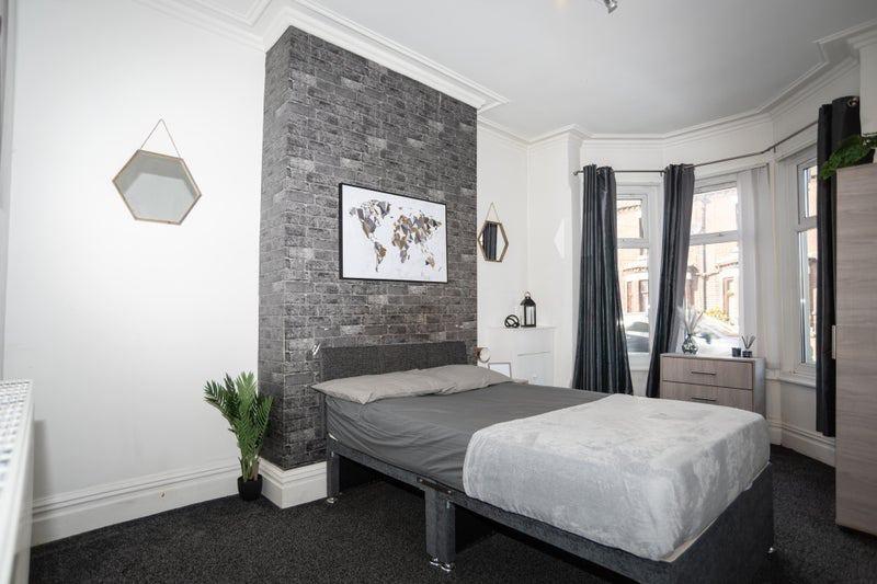 Bright, modern double bedroom with feature expo...