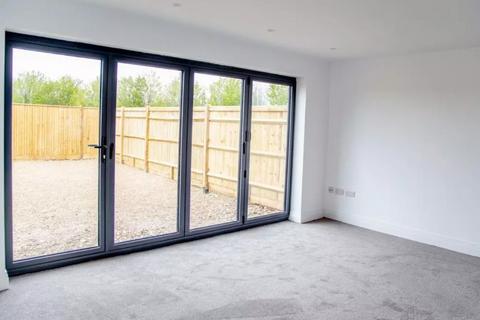 3 bedroom semi-detached house to rent, George Close, Polegate
