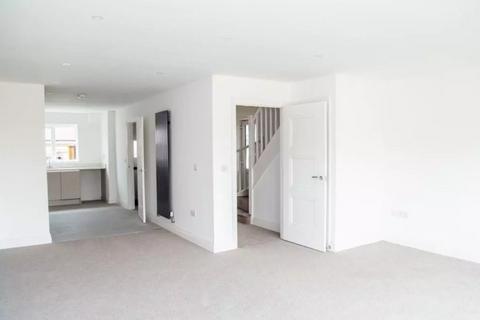 3 bedroom semi-detached house to rent, George Close, Polegate