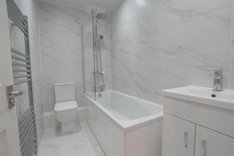 2 bedroom flat to rent, Holywell Grove, Armley, LEEDS