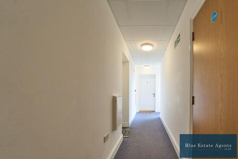 2 bedroom apartment for sale, Hunting Place, Hounslow, TW5