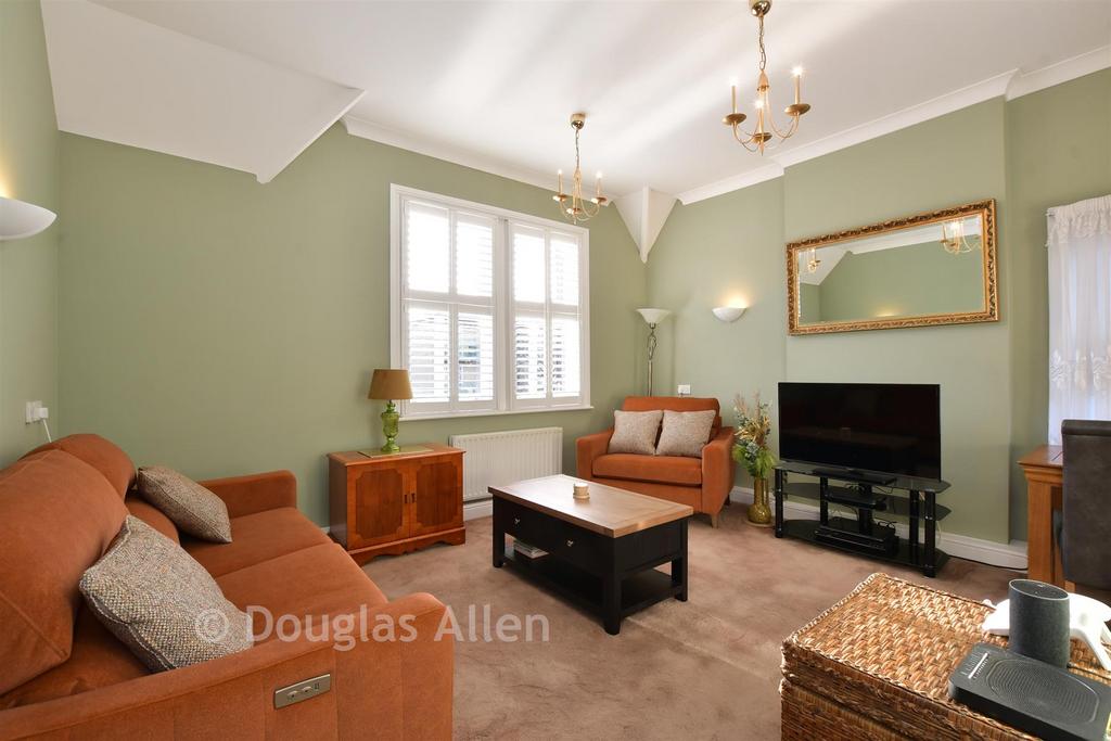 Lounge/Dining Area