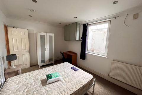 4 bedroom terraced house to rent, Park Crescent Road, Brighton, BN2 3HT