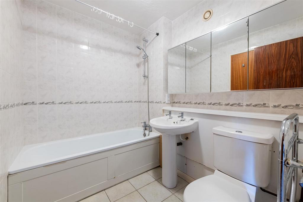 10 Fir Lodge Bath.jpg